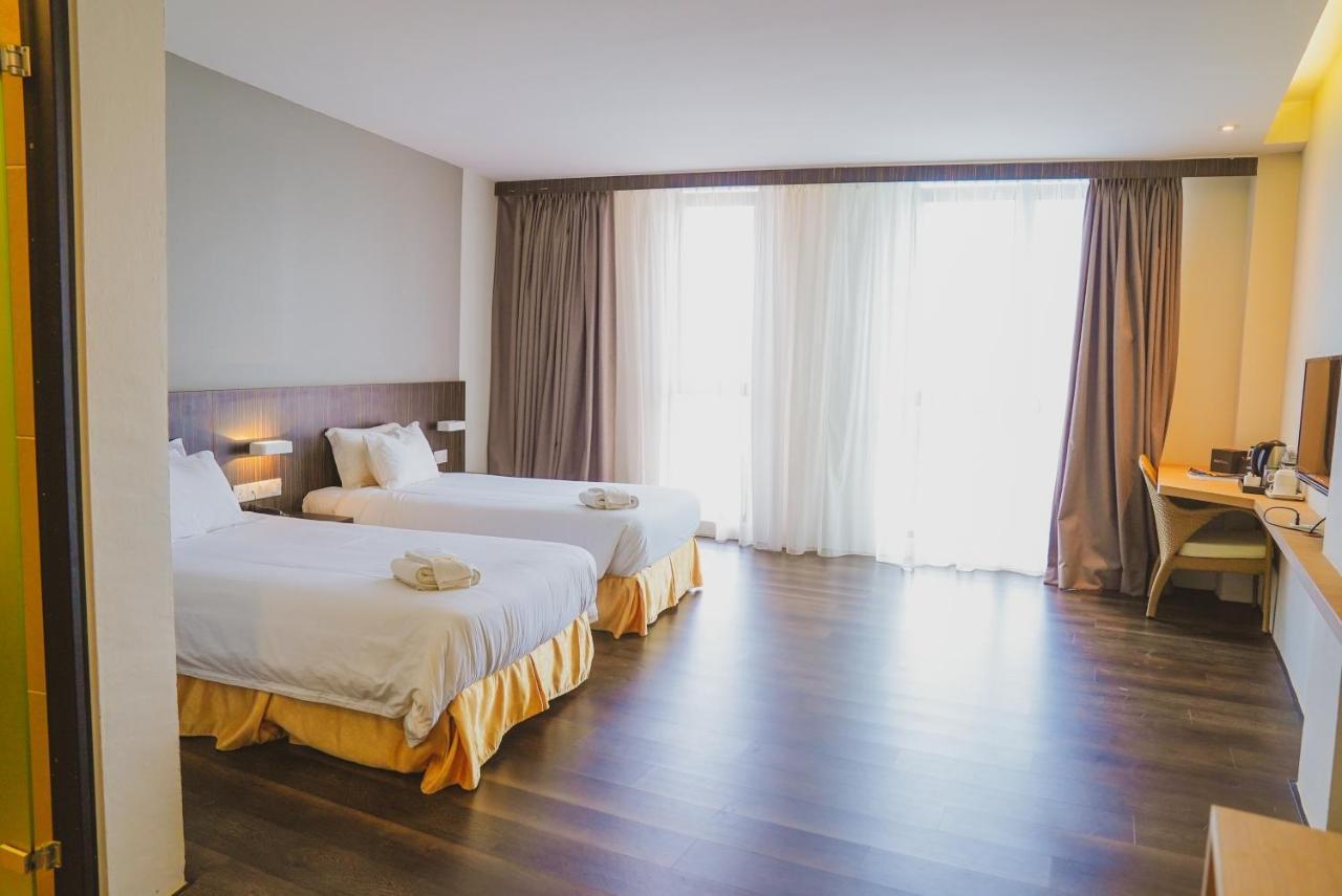 Roxy Hotel Serian Extérieur photo