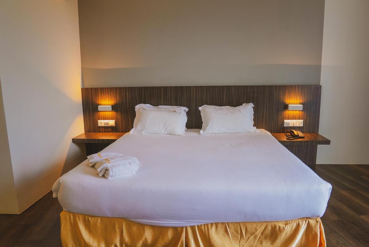 Roxy Hotel Serian Extérieur photo