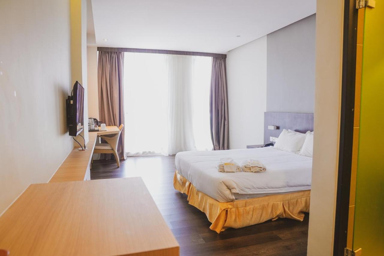 Roxy Hotel Serian Extérieur photo