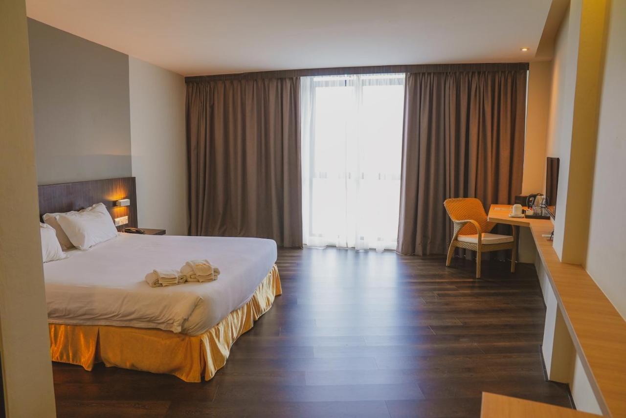 Roxy Hotel Serian Extérieur photo